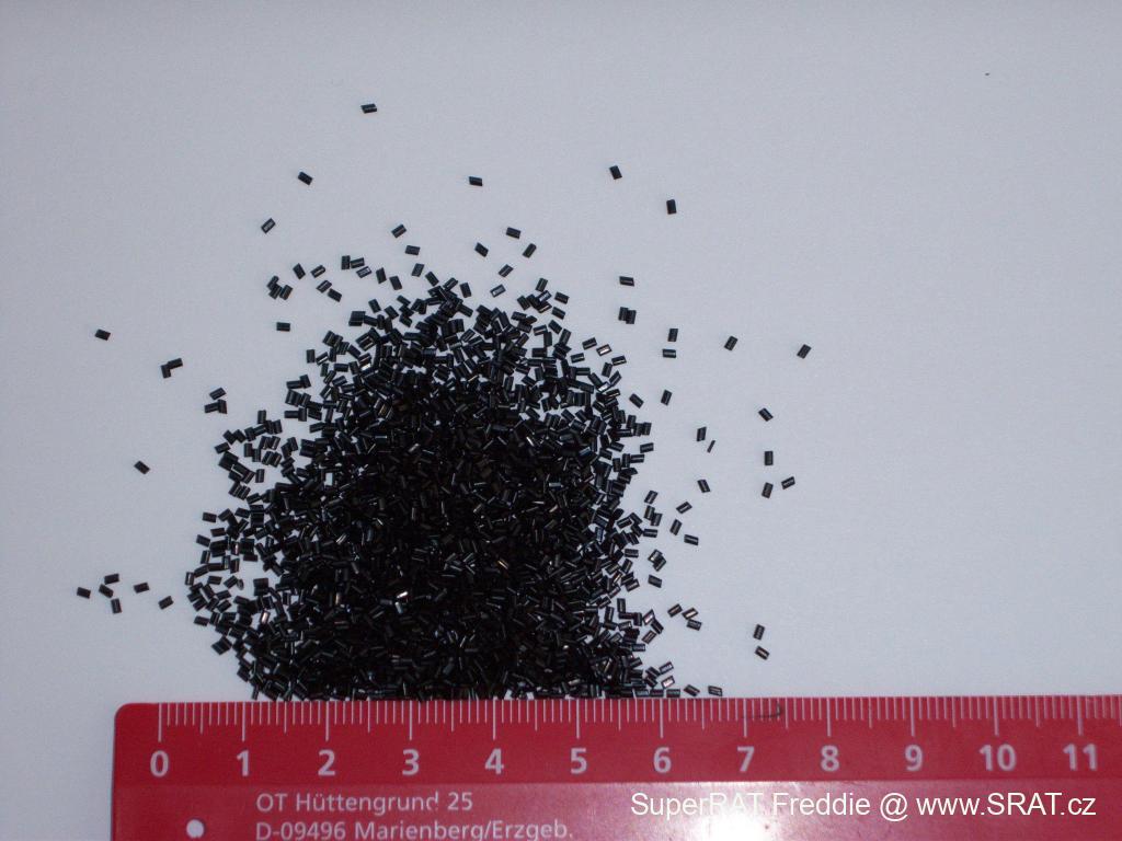 Plastový granulát pro tvorbu dekoračních předmětů